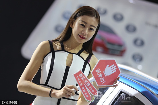 濟(jì)南舉辦新能源電動(dòng)汽車展會(huì) 模特不顧寒冷低胸秀長腿